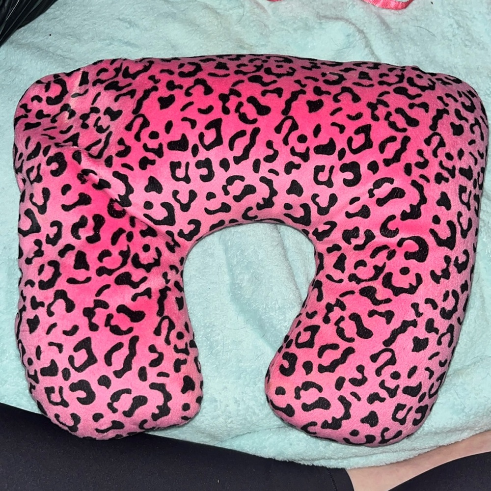 Never used neck pillow. Got it for vacation but forgot it at home.